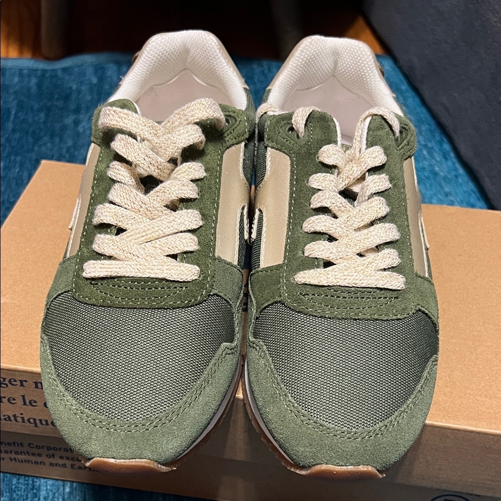 Stylish Women's Green Athletic Sneakers